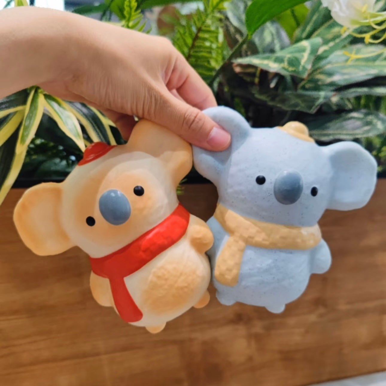 Juguete sensorial antiestrés premium con forma de bufanda de koala marrón, suave y de rebote lento.