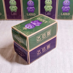 Juguete sensorial antiestrés premium de momia morada con un aplastamiento súper suave y rebote lento.