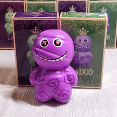 Juguete sensorial antiestrés premium de momia morada con un aplastamiento súper suave y rebote lento.