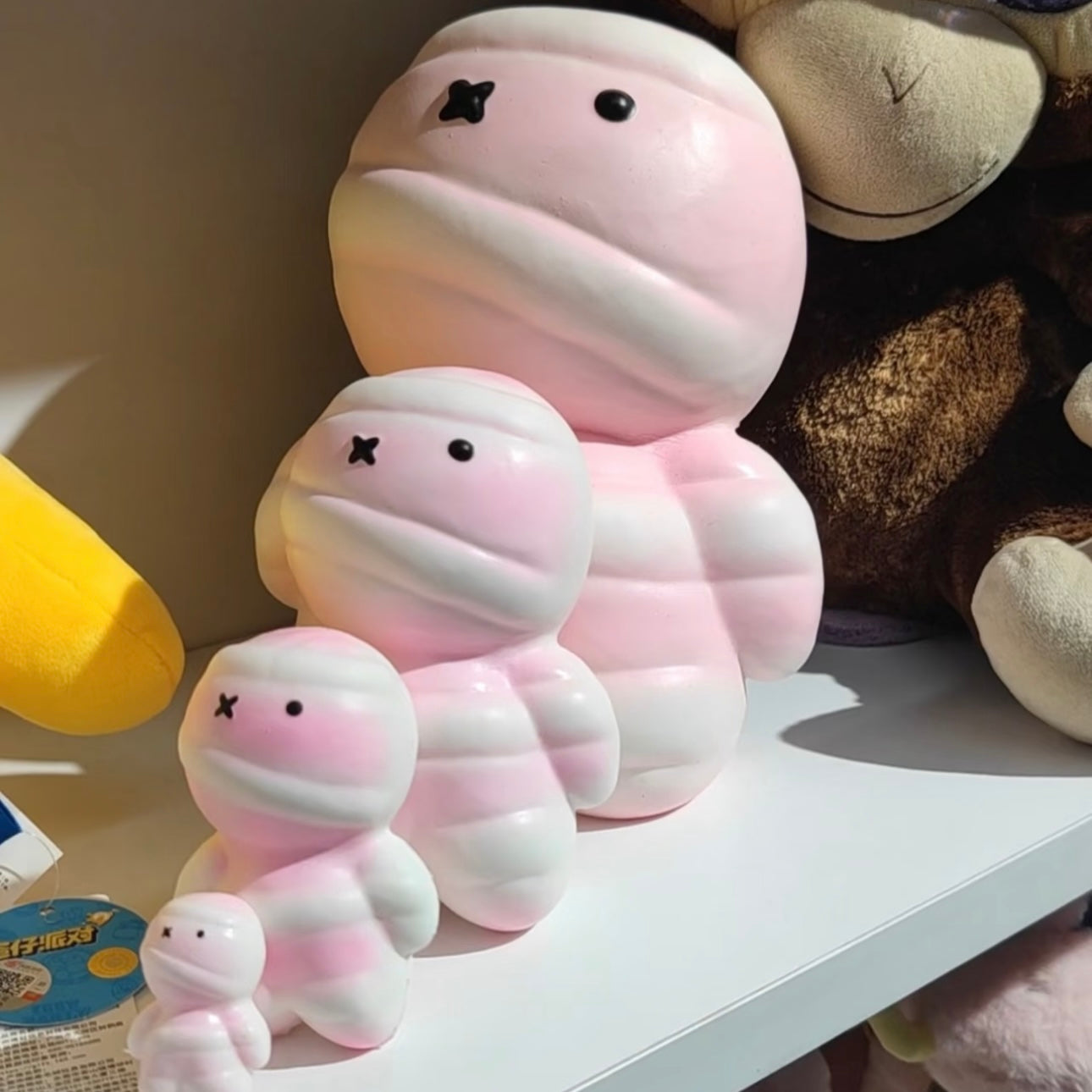 Juguete sensorial antiestrés premium de momia rosa con un aplastamiento súper suave y rebote lento.