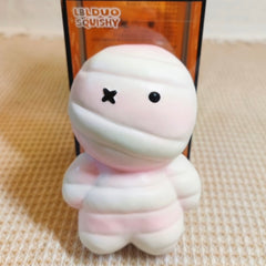 Juguete sensorial antiestrés premium de momia rosa con un aplastamiento súper suave y rebote lento.