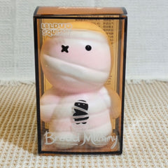 Juguete sensorial antiestrés premium de momia rosa con un aplastamiento súper suave y rebote lento.